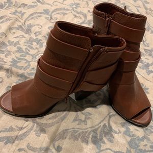 Peep toe Gianni Bini Booties